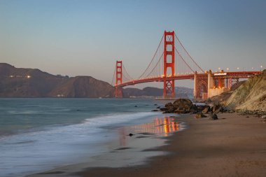 Golden Gate Köprüsü ve Baker Sahili 'nin gün batımında çekilmiş bir fotoğrafı..