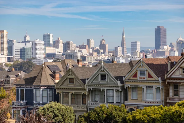 stock image A picture of the Painted Ladies with Downtown San Francisco in the distance.