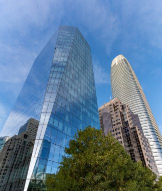 Salesforce Tower ve 535 Mission Street binalarının bir fotoğrafı..