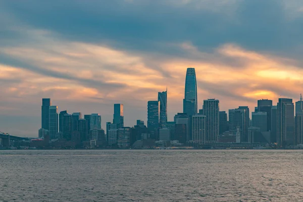 日落时从宝岛看到的旧金山市中心的照片 — 图库照片