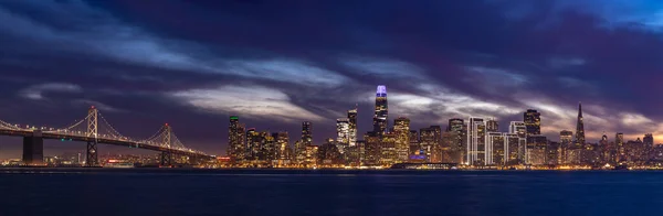 日落时从宝岛看到的奥克兰湾大桥及旧金山市下城的全景 — 图库照片