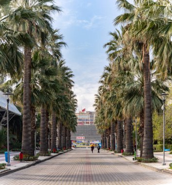 Kulturpark 'ta palmiye ağaçlarıyla kaplı İzmir Panayırı' nın bir resmi.
