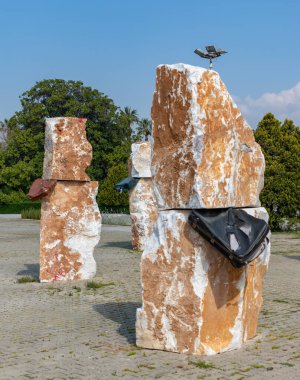 İzmir Resim ve Heykel Müzesi 'nin bir parçası olan Kulturpark Sanat Galerisi' nde taş ve bavulların sergilendiği bir serginin resmi.