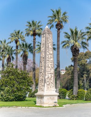 Kulturpark İzmir 'de dikilitaşın bir resmi.