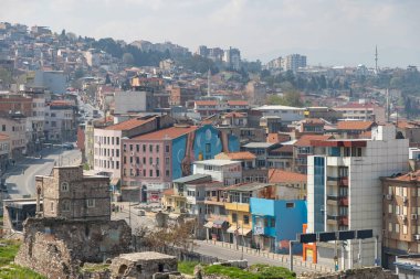 Esrefpasa Caddesi 'nin ve yakınlardaki binaların bir fotoğrafı..