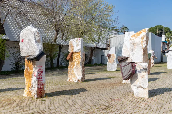 Imagen Una Exposición Con Piedras Maletas Expuestas Galería Arte Kulturpark — Foto de Stock