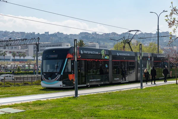 Bild Einer Straßenbahn Izmir Die Auf Gleisen Mit Grünem Gras — Stockfoto