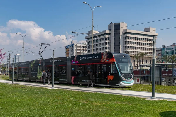 Bild Einer Straßenbahn Izmir Die Auf Gleisen Mit Grünem Gras — Stockfoto
