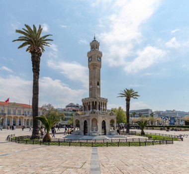 İzmir Saat Kulesi ve Konak Meydanı 'nın bir resmi.