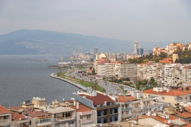 İzmir kıyı şeridinin bir resmi.