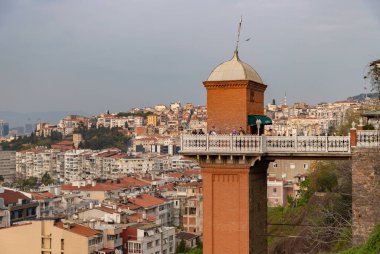 Bulutlu bir günde İzmir Tarihi Asansörü 'nün bir resmi.