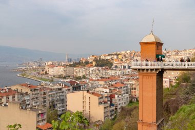Bulutlu bir günde İzmir Tarihi Asansörü 'nün bir resmi.