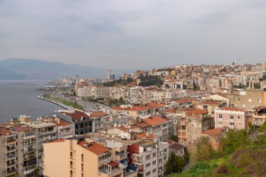 İzmir kıyı şeridi ve Esrefpasa ilçesinin bir resmi.