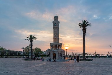İzmir Saat Kulesi ve Konak Meydanı 'nın günbatımında çekilmiş bir resmi..
