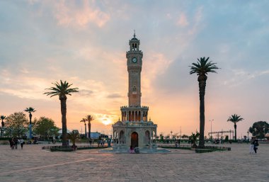 İzmir Saat Kulesi ve Konak Meydanı 'nın günbatımında çekilmiş bir resmi..