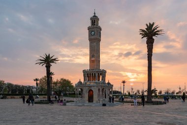 İzmir Saat Kulesi ve Konak Meydanı 'nın günbatımında çekilmiş bir resmi..