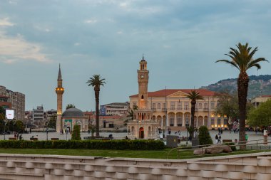 İzmir Saat Kulesi, Konak Camii ve İzmir Valiliği Binası ile gün batımında Konak Meydanı 