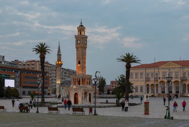 İzmir Saat Kulesi, Konak Camii ve İzmir Valiliği Binası ile gün batımında Konak Meydanı 