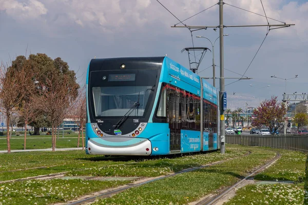 Bild Einer Blauen Straßenbahn Izmir Die Auf Gleisen Mit Grünem — Stockfoto