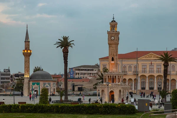 Una Imagen Plaza Konak Atardecer Con Torre Del Reloj Izmir — Foto de Stock