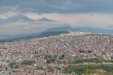 Bulutlu bir günde Doğu İzmir 'in bir resmi.