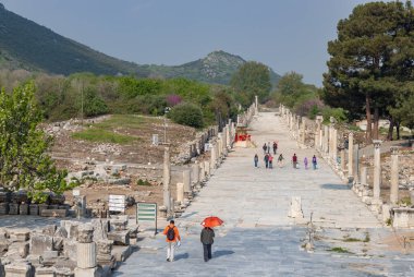 Ephesus Ancient City 'deki Harbor Caddesi' nde birkaç turistle çekilmiş bir fotoğraf..