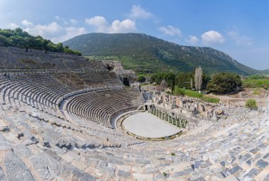 Efes antik şehrindeki tiyatronun bir resmi..