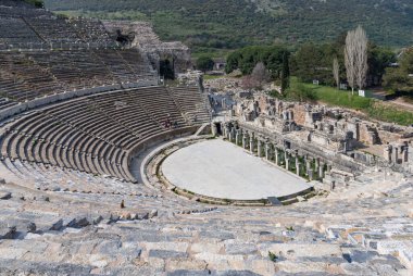 Efes antik şehrindeki tiyatronun bir resmi..