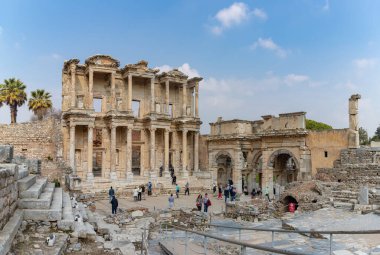 Celsus Kütüphanesi 'nin, Mazeus ve Mithridates' in Efes antik şehrindeki kapısının bir resmi..