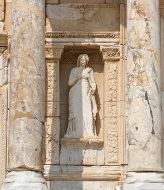 Ephesus Antik Şehri 'ndeki Celsus Kütüphanesi' ndeki Arete heykelinin bir resmi, cesareti temsil ediyor..