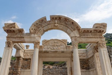 Efes antik kentinde Hadrian Tapınağı 'nın üst kısmının bir resmi..