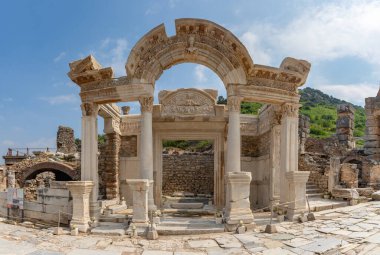 Efes antik kentinde Hadrian Tapınağı 'nın bir resmi..