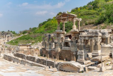 Efes 'teki Trajan Çeşmesi' nin bir resmi..