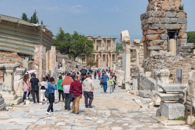 Ephesus Antik Kenti 'ndeki Curetes Caddesi' ndeki turistlerin bir fotoğrafı, sonunda Celsus Kütüphanesi..