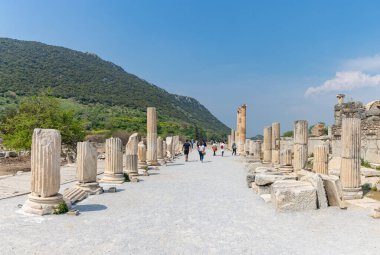 Efes antik şehrinde Sahne Agora 'nın yanındaki caddenin resmi..