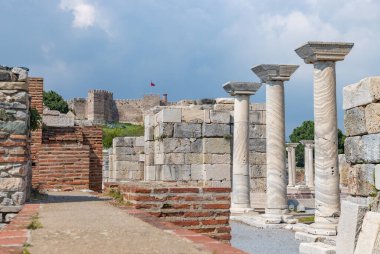 Arka planda Selcuk ya da Ayasuluk Şatosu ve ön planda Aziz John Bazilikası 'nın bir resmi, Selcuk' ta.