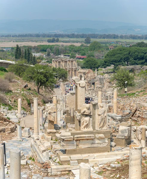 Bild Memmius Monument Förgrunden Och Celsus Bibliotek Bakgrunden Efesos Antika — Stockfoto