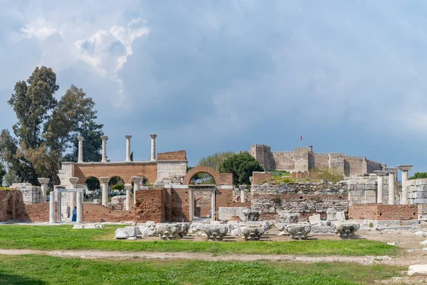 Uma Foto Castelo Selcuk Ayasuluk Fundo Basílica São João Primeiro — Fotografia de Stock