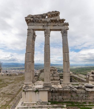 Pergamon antik şehrindeki Trajan Tapınağı 'nın bir resmi..