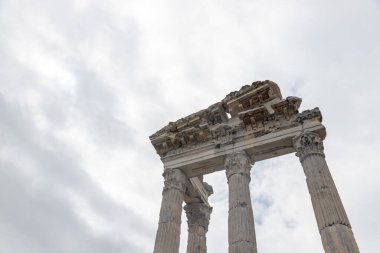 Pergamon Antik Şehri 'ndeki Trajan Tapınağı' nın üst kısmının resmi..