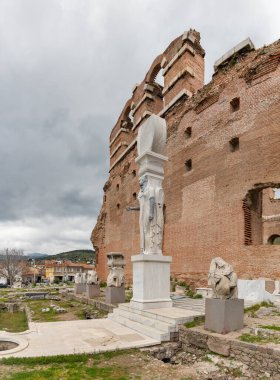 Bergama 'daki Kızıl Bazilika' daki Sekhmet heykelinin bir resmi..
