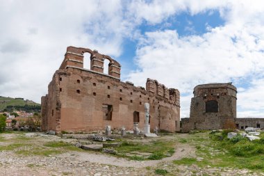 Bergama 'daki Kızıl Bazilika' nın bir resmi..