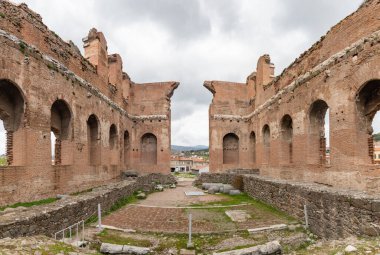 Bergama 'daki Kızıl Bazilika' nın bir resmi..