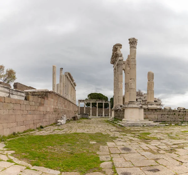 Uma Foto Templo Trajano Cidade Antiga Pérgamo — Fotografia de Stock