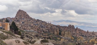 Kapadokya 'daki Uchisar şehrinin bulutlu bir günde çekilmiş bir resmi..