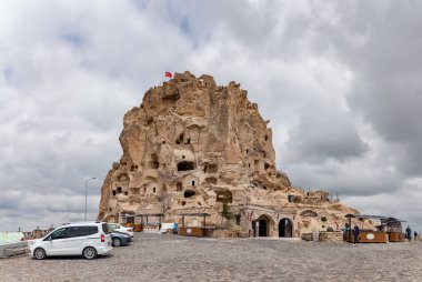 Bulutlu bir günde Uchisar Kalesi 'nin giriş bölgesinden görünen bir resmi..