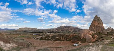 Goreme Tarihi Ulusal Parkı 'nın manzarasının bir resmi..