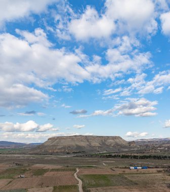 Goreme Tarihi Ulusal Parkı 'nın manzarasının bir resmi..
