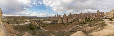 Goreme Ulusal Parkı 'nın bir parçası olan Kılıç Vadisi' nin panorama resmi..