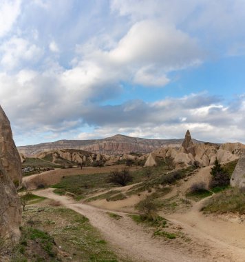 Goreme Tarihi Ulusal Parkı 'nın manzarasının fotoğrafı, Kılıç Vadisi yakınlarında çekildi..